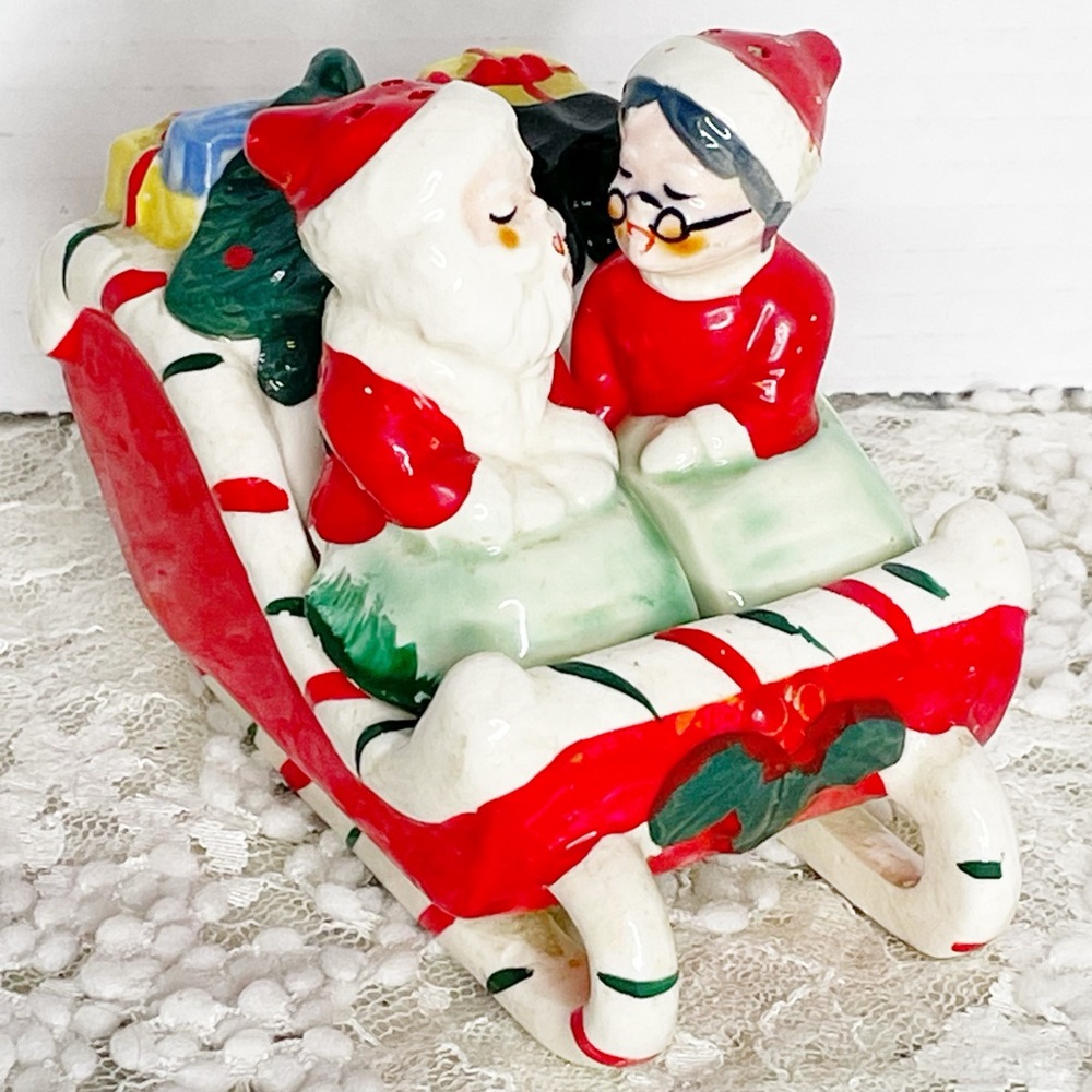 Kreiss Santa Mrs Claus Kissing In Candy Cane Sleigh Salt and Pepper Shakers Rare